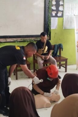 Relawan Rumah Zakat Fakfak Gelar Volunteer Goes to School di MTs Muhammadiyah, Edukasi Pertolongan Pertama hingga Donasi untuk Palestina