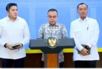 Ketua DPR RI Sufmi Dasco Ahmad bersama Menteri Sekretaris Negara Prasetyo Hadi dan Sekretaris Kabinet Teddy Indra Wijaya di Kantor Presiden, mengumumkan secara resmi Presiden RI Prabowo Subianto resmi menandatangani surat rehabilitasi bagi tiga pihak yang terseret dalam perkara hukum PT ASDP Indonesia Ferry. (Dok. jatim.tagarutama.com media)