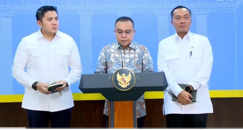 Ketua DPR RI Sufmi Dasco Ahmad bersama Menteri Sekretaris Negara Prasetyo Hadi dan Sekretaris Kabinet Teddy Indra Wijaya di Kantor Presiden, mengumumkan secara resmi Presiden RI Prabowo Subianto resmi menandatangani surat rehabilitasi bagi tiga pihak yang terseret dalam perkara hukum PT ASDP Indonesia Ferry. (Dok. jatim.tagarutama.com media)