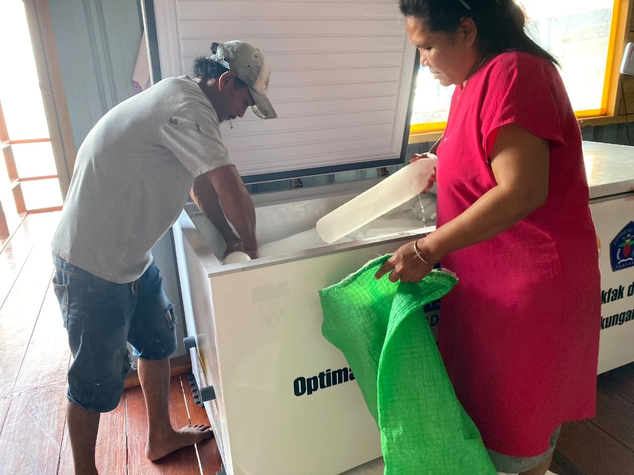 Mesin Es membantu memperkuat kemandirian nelayan dalam menjaga kualitas hasil laut. (Dok. Polinef)