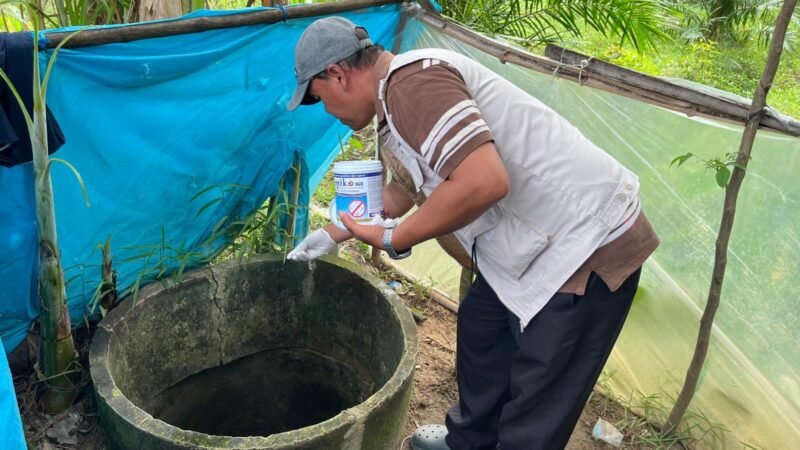Tim Pengendali Vektor Dinas Kesehatan Provinsi Aceh bersama Dinas Kesehatan Kabupaten Aceh Utara dan Kepala Puskesmas Lapang melakukan pengendalian vektor nyamuk di pos-pos pengungsian Desa Kuala Cangkoi, Aceh Utara(foto : Humas Kemenkes)