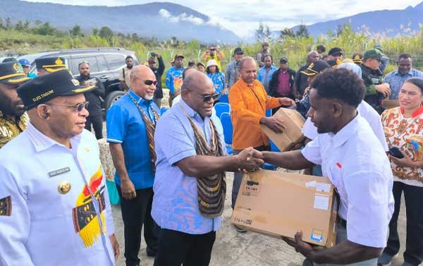 Gubernur Meki Nawipa menegaskan bahwa anak-anak orang asli Papua (OAP) Tengah termasuk anak Koteka bukanlah kelompok yang tertinggal (foto : koreri)
