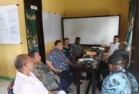 Saling Berdiskusi Kepala Dinas Perkebunan Fakfak Widhi Asmoro Jati bersama Ketua Tim Kerja Penyuluh Pertanian Kabupaten Fakfak, Mambry Rumbewas, S.ST. (Foto. Disbun Fakfak).