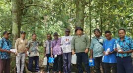 Kepala Dinas Perkebunan Fakfak Widhi Asmoro Jati bersama para pekebun dalam upaya pembenahan Blok Penghasil Tinggi dan Pohon Induk Terpilih (BPT–PIT) Pala Tomandin Fakfak. (Foto. Disbun Fakfak).
