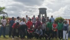 Dinas Perkebunan Kabupaten Fakfak bersama Radio Republik Indonesia (RRI) Fakfak menggelar kegiatan Jumat Bersih.