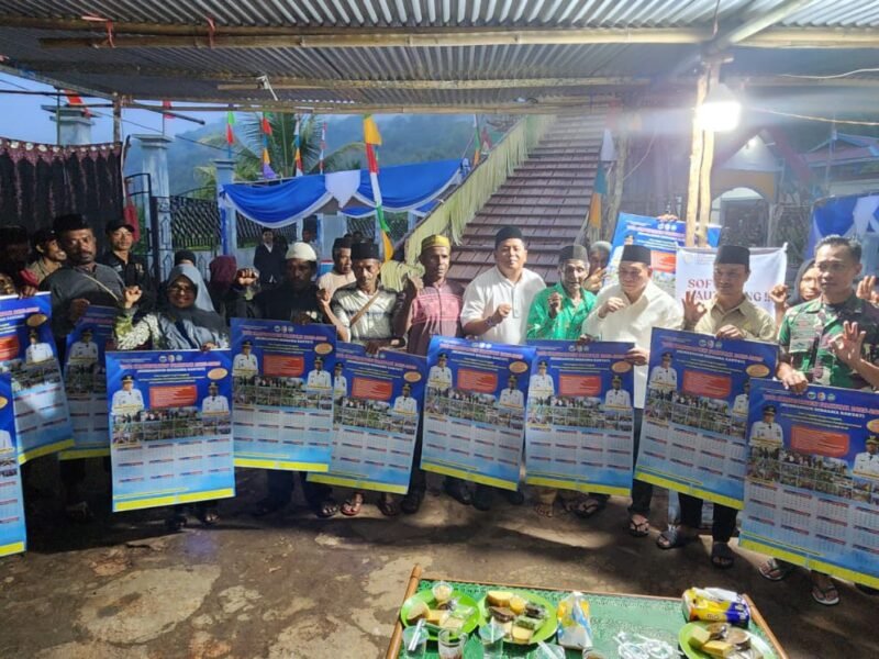 Bupati Fakfak Samaun Dahlan dan Kepala Dinas Perkebunan Fakfak Widhi Asmoro Jati bersama mempublikasikan sebanyak 1.000 eksemplar Kalender Perkiraan Musim Tanam dan Musim Panen Pala kepada masyarakat Kampung Patimburak, Distrik Kokas. 