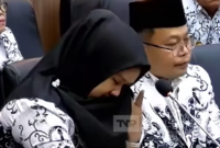 Indah Permata Sari menangis saat sidang di DPR ketika menyampaikan bagaimana ia mengemban lebih dari satu pekerjaan, di samping mengajar, untuk mencukupi kebutuhan hidupnya.