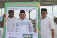Bupati Fakfak Samaun Dahlan berpose dan turut berbahagia menyambut Ramadhan 1447 H.