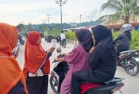 Rumah Keluarga Indonesia Kabupaten Fakfak (RKI) menggelar aksi berbagi kurma gratis kepada masyarakat Fakfak di Taman Satu Tungku Tiga Batu.