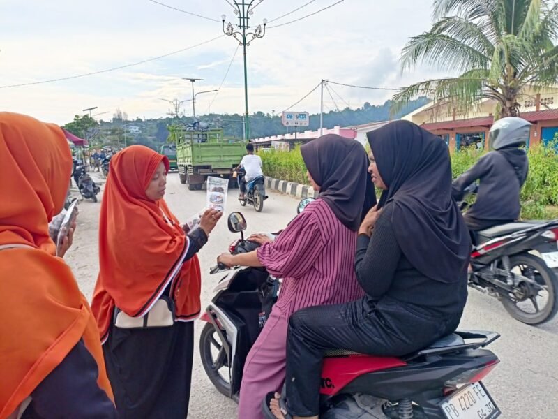 Rumah Keluarga Indonesia Kabupaten Fakfak (RKI) menggelar aksi berbagi kurma gratis kepada masyarakat Fakfak di Taman Satu Tungku Tiga Batu.