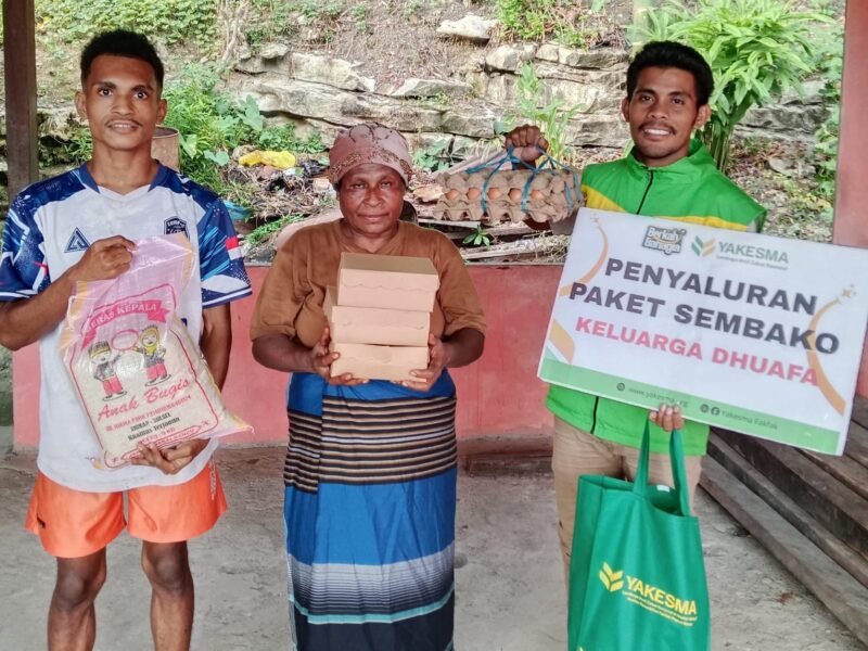 Salah satu Relawan Yakesma menyalurkan paket sembako kepada keluarga dhuafa di wilayah Kabupaten Fakfak.