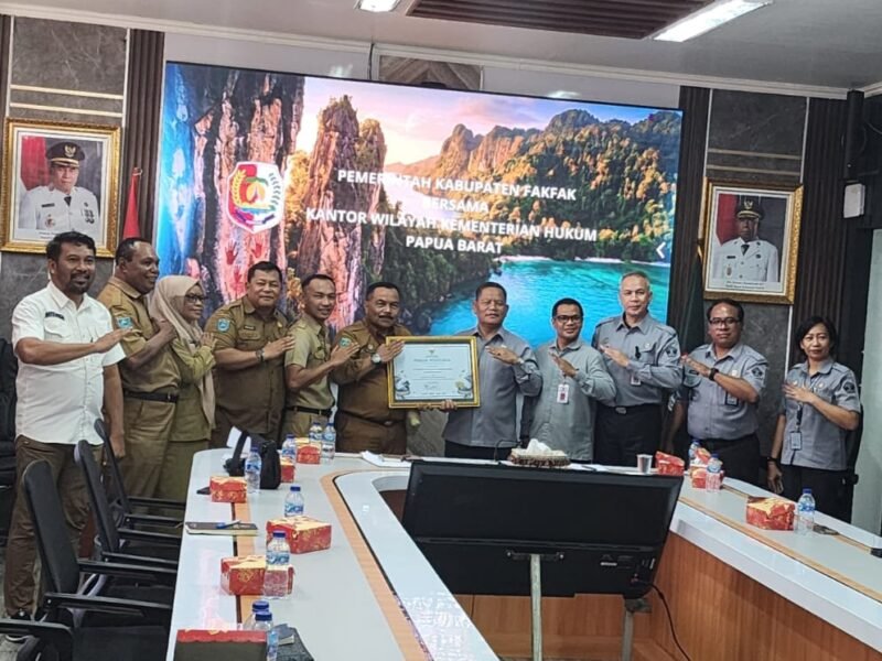 Pemda Fakfak menerima Piagam Haki untuk Festival Pesona Kota Pala Fakfak dan Indikasi Geografis Pala Tomandin Fakfak dari Kementerian Hukum Republik Indonesia.