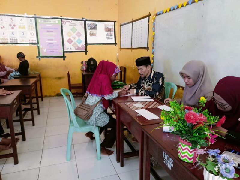 Ketua PD Muhammadiyah Fakfak Dr. H. Karim Abdurrahman, S.Ag., M.M., menyerahkan langsung Dana  pembangunan dan SPP kepada salah seorang wali siswa kelas 1.