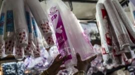 Kenaikan biaya bahan baku plastik yang signifikan memaksa pelaku usaha memangkas margin keuntungan.