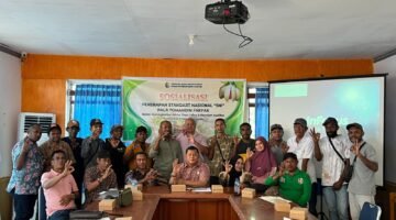 Kepala Dinas Perkebunan Fakfak Widhi Asmoro Jati, ST, MT., menggelar sosialisasi sekaligus penyusunan penerapan Standar Nasional Indonesia (SNI) untuk Pala Tomandin Fakfak bersama Sebanyak 45 peserta hadir, terdiri dari petani, kelompok tani, pengumpul, pengepul, hingga perwakilan masyarakat perlindungan indikasi geografis Pala Tomandin Fakfak.