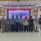 FGD pengembangan akses permodalan bagi petani dan pelaku usaha pala yang dihadiri Kepala Dinas Perkebunan Fakfak Widhi Asmoro Jati, ST., MT., Plh Sekretaris Daerah, Zulfikar Bauw bersama OJK, Perwakilan Perbankan, petani, pengepul, dan pedagang Pala.