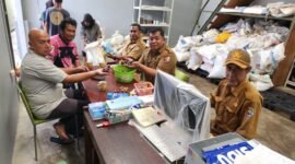 Kepala Dinas Perkebunan Fakfak Widhi Asmoro Jati, ST. MT., melakukan inspeksi langsung kepada salah satu pelaku usaha.