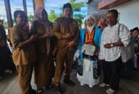 Ibu Elminur, seorang pengepul pala yang berhasil mewujudkan impiannya menunaikan ibadah haji ke Tanah Suci.